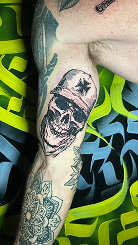 Tatuagem de caveira no braço
