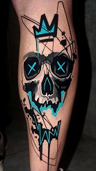 Tatuagem colorida de caveira com coroa