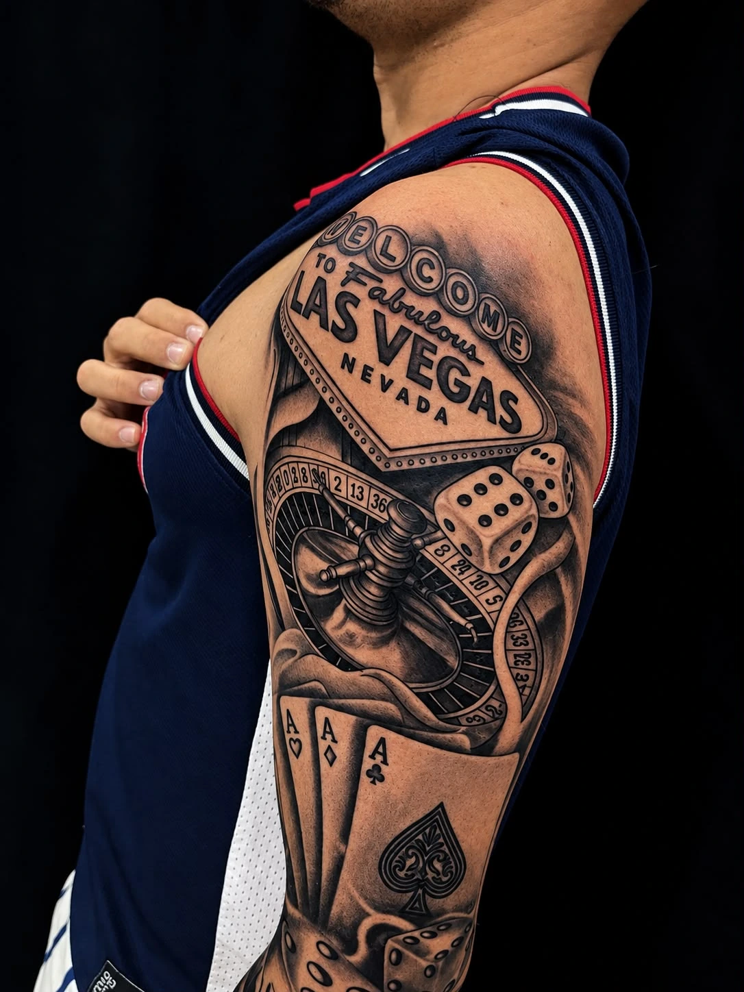 Tatuagem realista temática de Las Vegas no braço