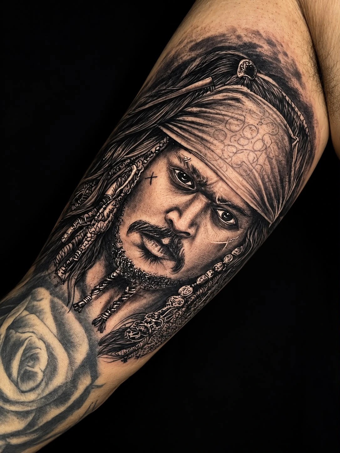 Tatuagem realista em preto e cinza com retrato de pirata
