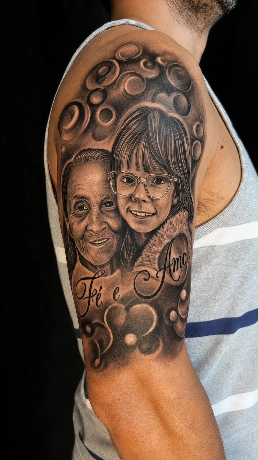 Tatuagem realista em preto e cinza com retrato e lettering Fé e Amor