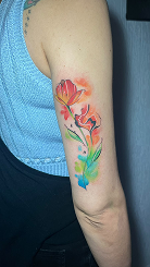 Tatuagem floral colorida no braço