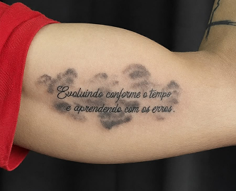 Tatuagem de lettering no braço
