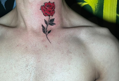 Tatuagem de rosa vermelha no pescoço